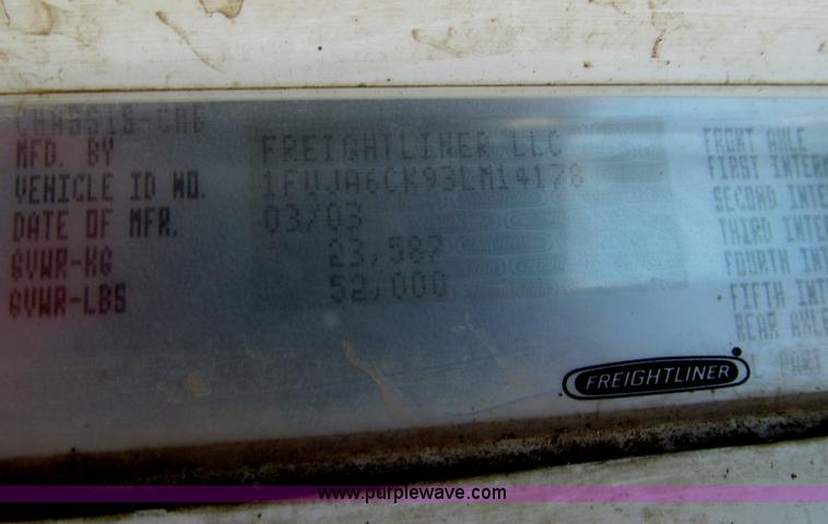 image for item D7156 2003 Freightliner Columbia semi truck