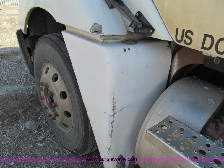 image for item D7156 2003 Freightliner Columbia semi truck