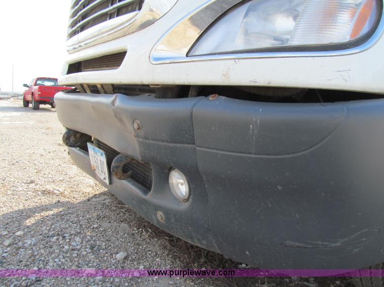 image for item D7156 2003 Freightliner Columbia semi truck