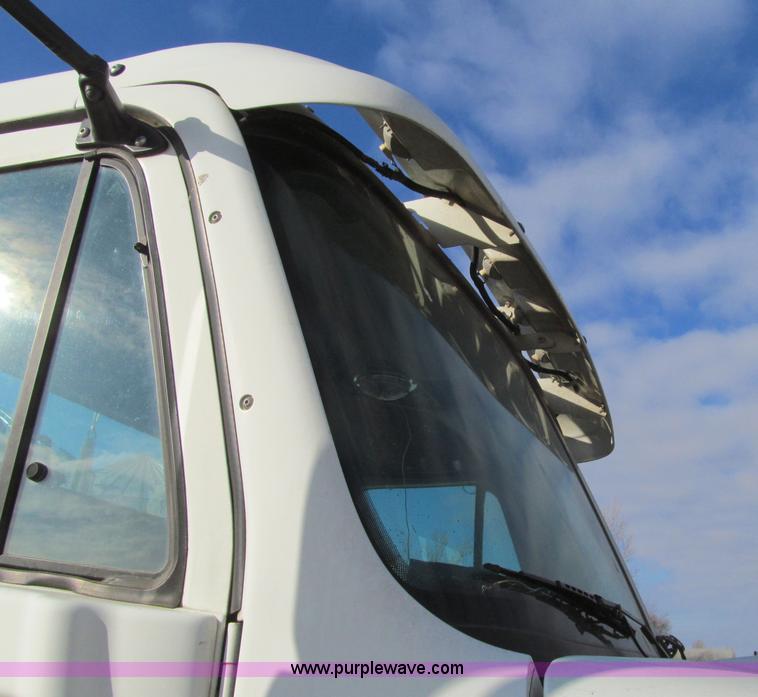 image for item D7156 2003 Freightliner Columbia semi truck