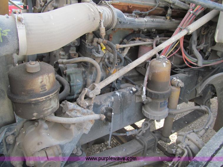 image for item D7156 2003 Freightliner Columbia semi truck