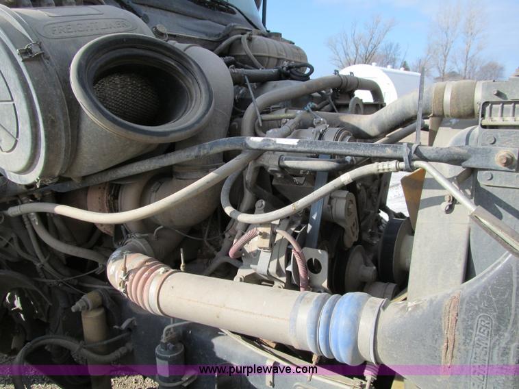 image for item D7156 2003 Freightliner Columbia semi truck