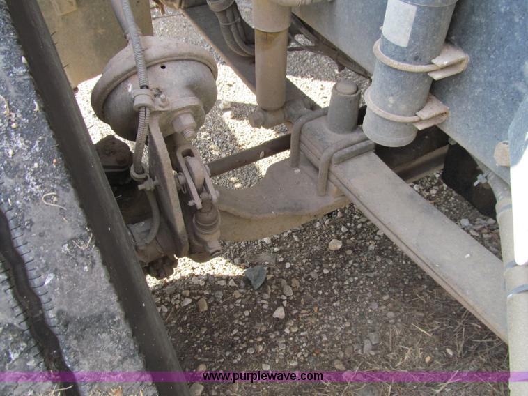 image for item D7156 2003 Freightliner Columbia semi truck