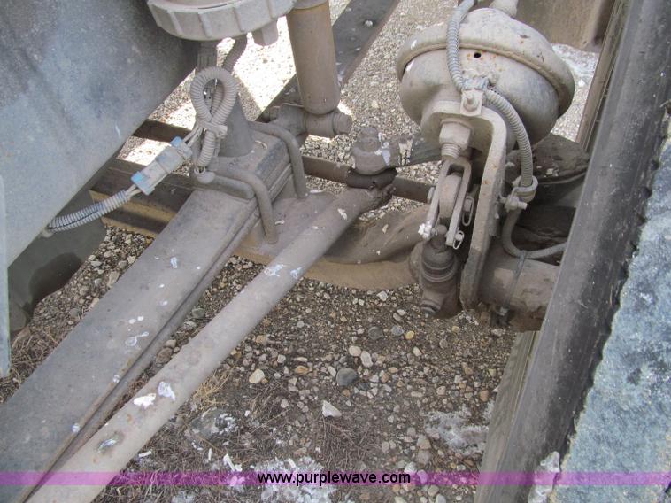 image for item D7156 2003 Freightliner Columbia semi truck