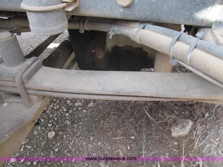 image for item D7156 2003 Freightliner Columbia semi truck