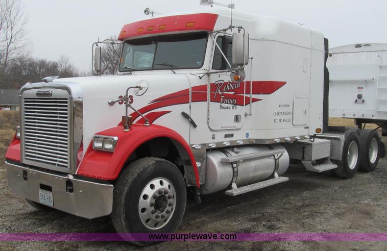 image for item E3776 2005 Freightliner Classic semi truck