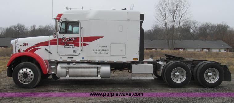 image for item E3776 2005 Freightliner Classic semi truck