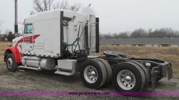 image for item E3776 2005 Freightliner Classic semi truck