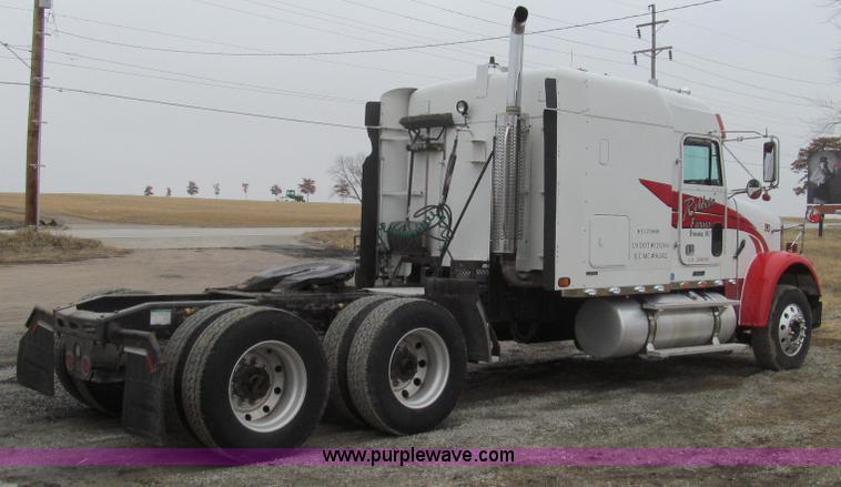 image for item E3776 2005 Freightliner Classic semi truck