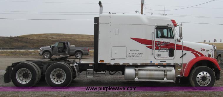 image for item E3776 2005 Freightliner Classic semi truck