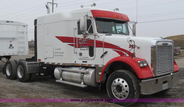 image for item E3776 2005 Freightliner Classic semi truck