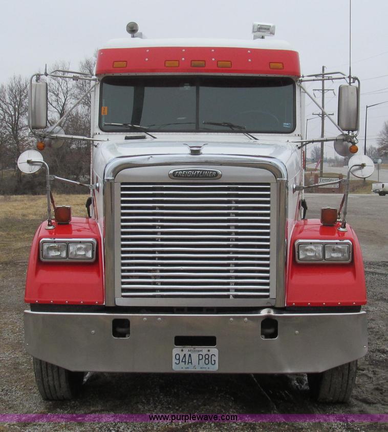 image for item E3776 2005 Freightliner Classic semi truck