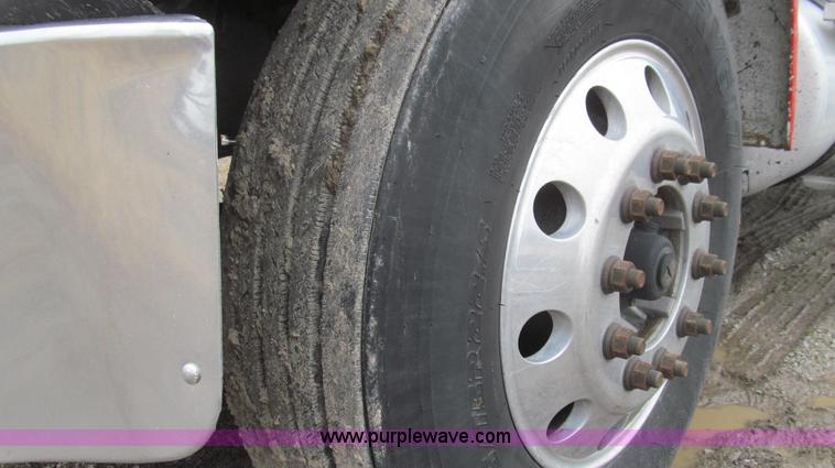 image for item E3776 2005 Freightliner Classic semi truck