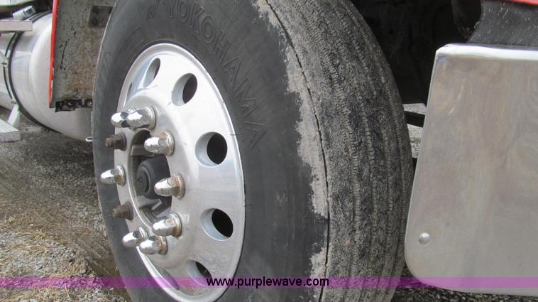 image for item E3776 2005 Freightliner Classic semi truck