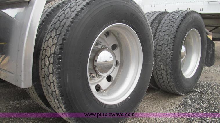 image for item E3776 2005 Freightliner Classic semi truck