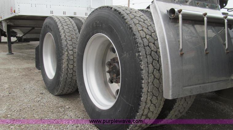 image for item E3776 2005 Freightliner Classic semi truck