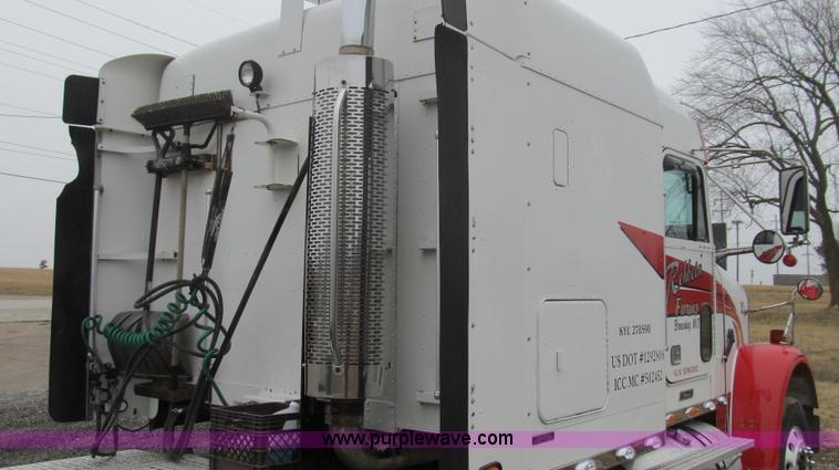 image for item E3776 2005 Freightliner Classic semi truck