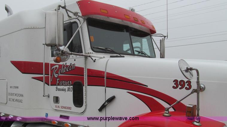 image for item E3776 2005 Freightliner Classic semi truck
