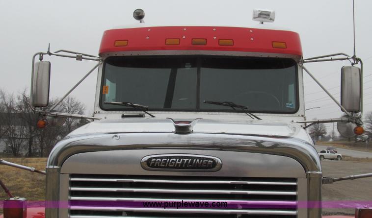 image for item E3776 2005 Freightliner Classic semi truck