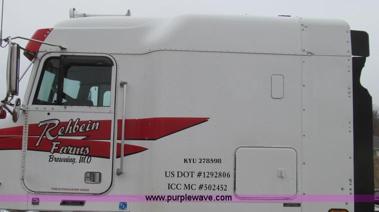 image for item E3776 2005 Freightliner Classic semi truck