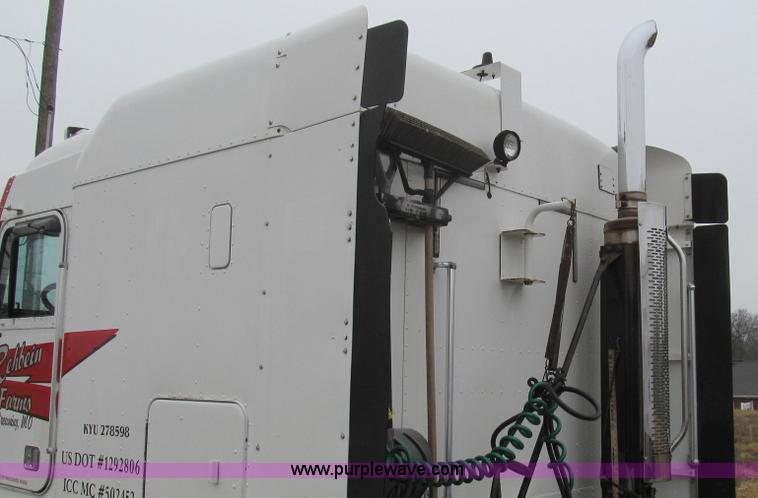 image for item E3776 2005 Freightliner Classic semi truck