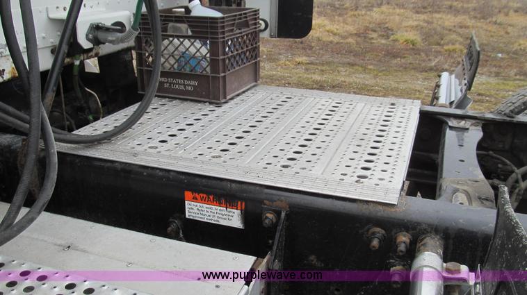 image for item E3776 2005 Freightliner Classic semi truck