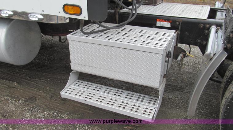 image for item E3776 2005 Freightliner Classic semi truck