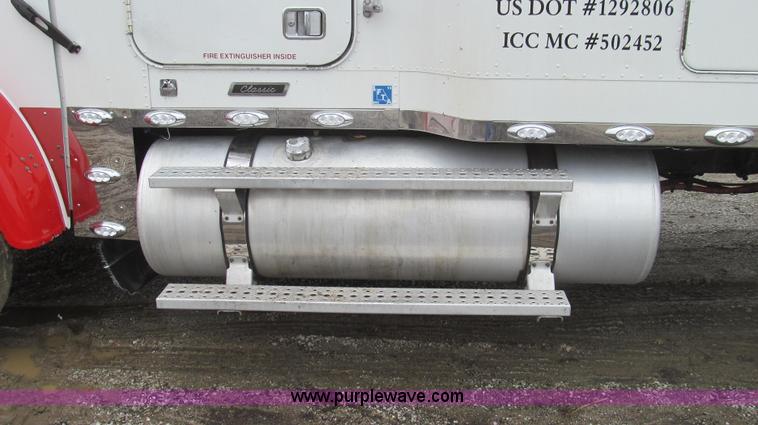 image for item E3776 2005 Freightliner Classic semi truck