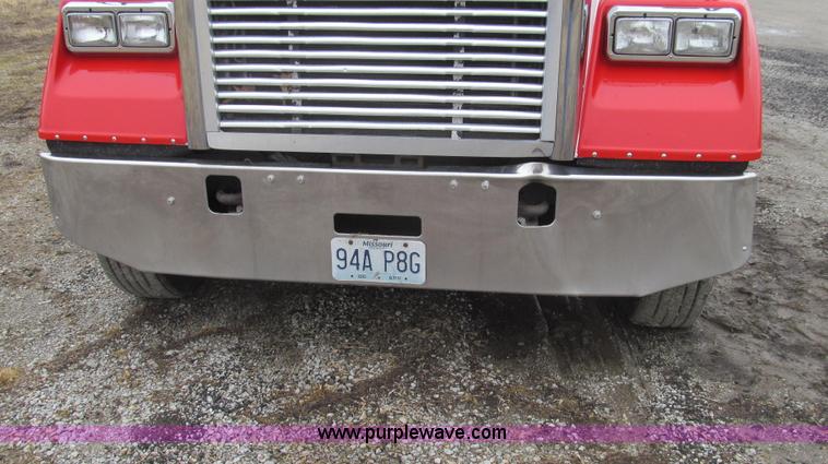 image for item E3776 2005 Freightliner Classic semi truck