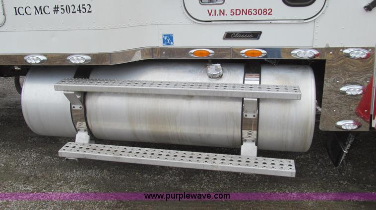 image for item E3776 2005 Freightliner Classic semi truck