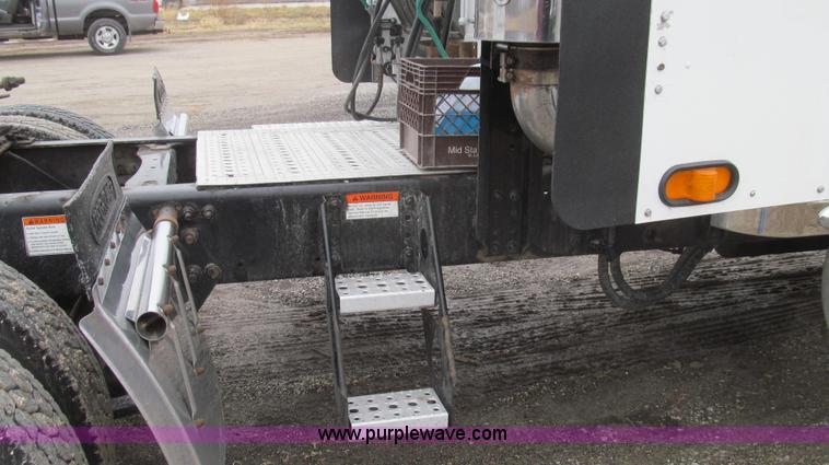 image for item E3776 2005 Freightliner Classic semi truck