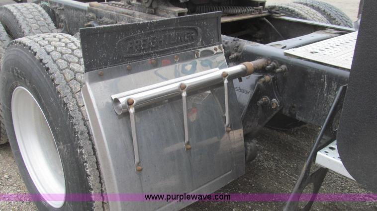 image for item E3776 2005 Freightliner Classic semi truck