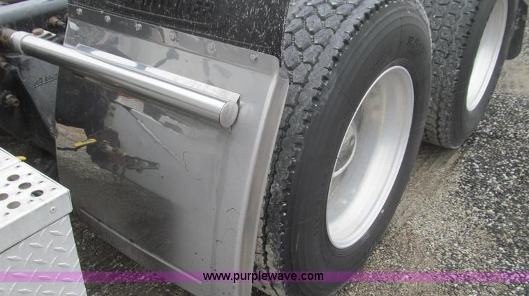 image for item E3776 2005 Freightliner Classic semi truck