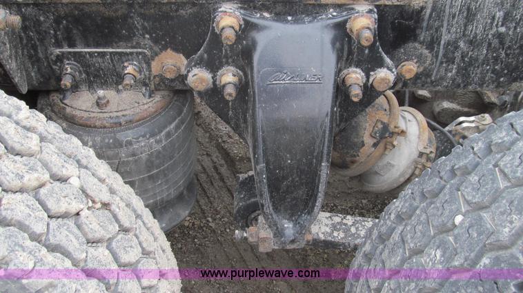 image for item E3776 2005 Freightliner Classic semi truck