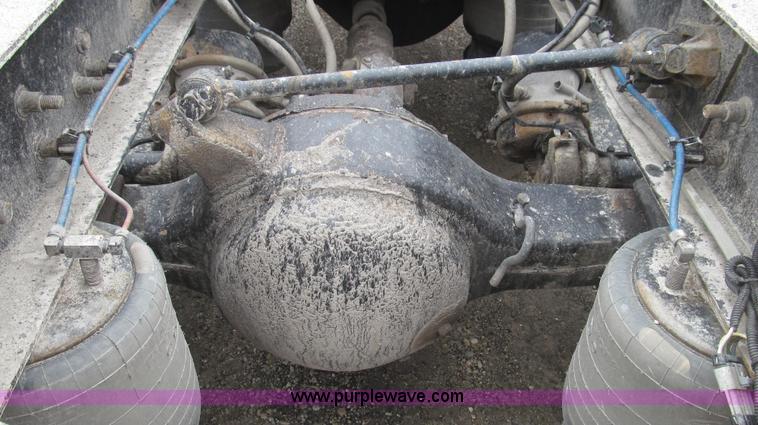 image for item E3776 2005 Freightliner Classic semi truck