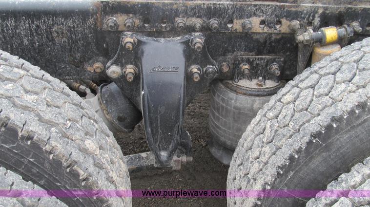 image for item E3776 2005 Freightliner Classic semi truck