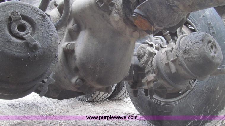 image for item E3776 2005 Freightliner Classic semi truck