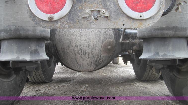 image for item E3776 2005 Freightliner Classic semi truck