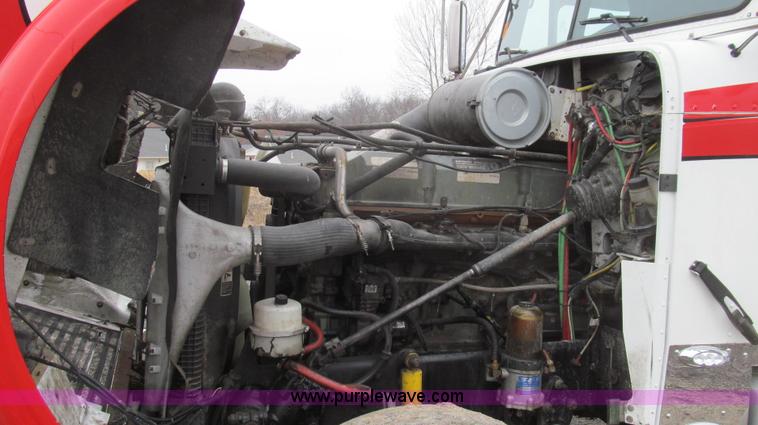 image for item E3776 2005 Freightliner Classic semi truck