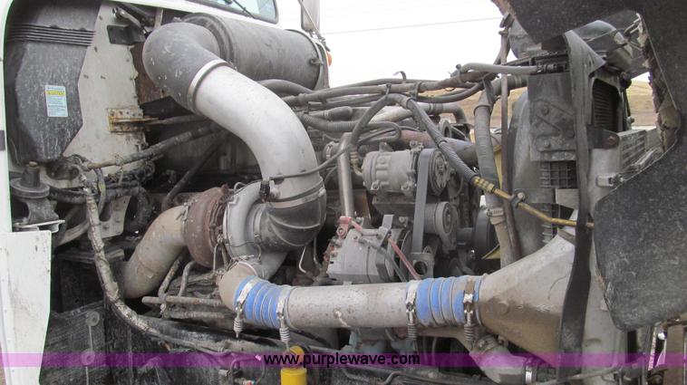 image for item E3776 2005 Freightliner Classic semi truck