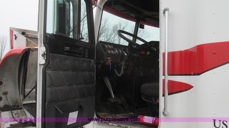 image for item E3776 2005 Freightliner Classic semi truck