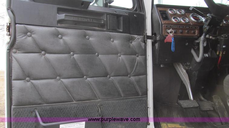 image for item E3776 2005 Freightliner Classic semi truck