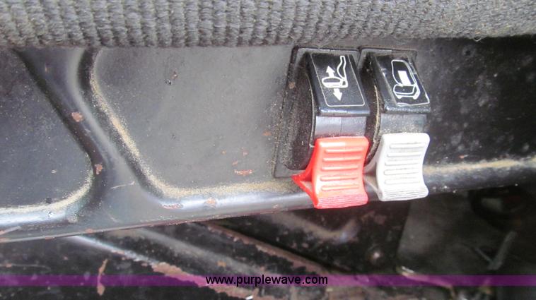 image for item E3776 2005 Freightliner Classic semi truck