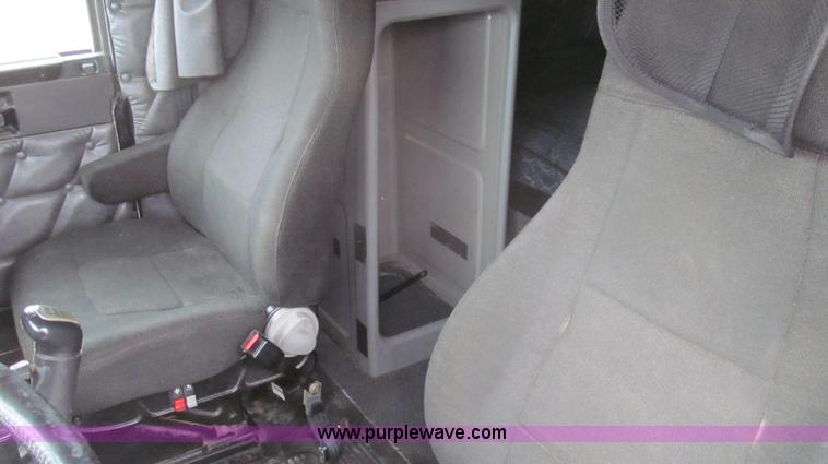 image for item E3776 2005 Freightliner Classic semi truck