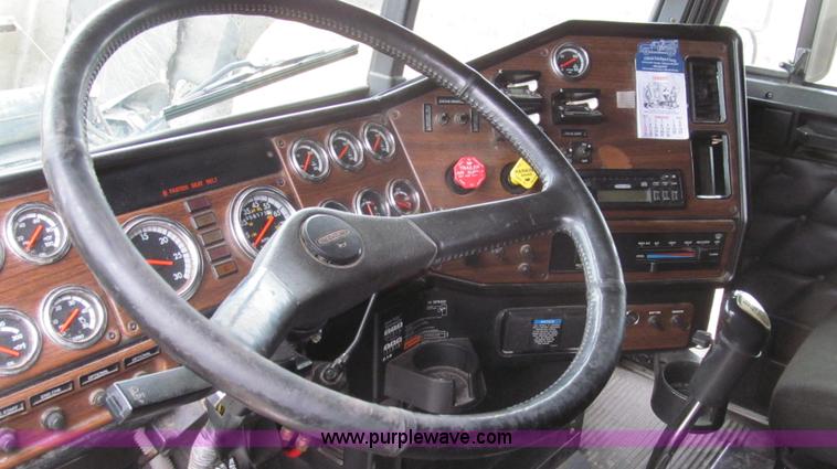 image for item E3776 2005 Freightliner Classic semi truck