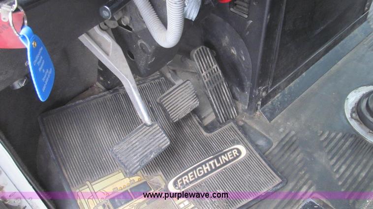 image for item E3776 2005 Freightliner Classic semi truck