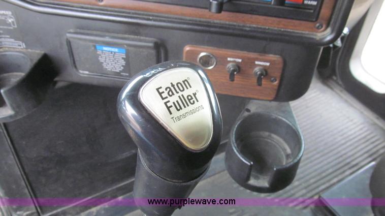 image for item E3776 2005 Freightliner Classic semi truck