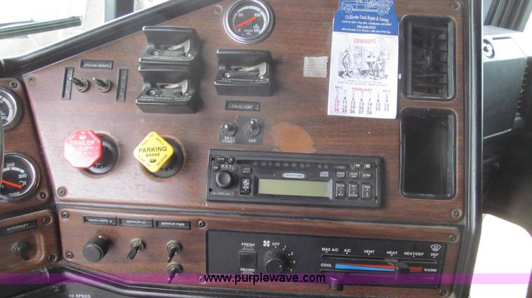 image for item E3776 2005 Freightliner Classic semi truck