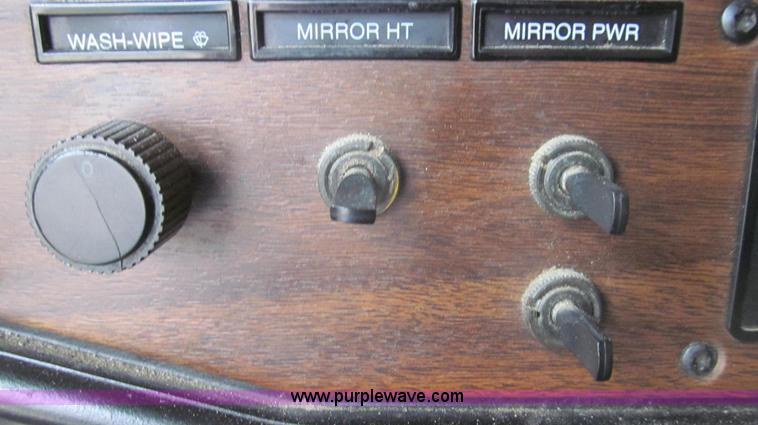 image for item E3776 2005 Freightliner Classic semi truck