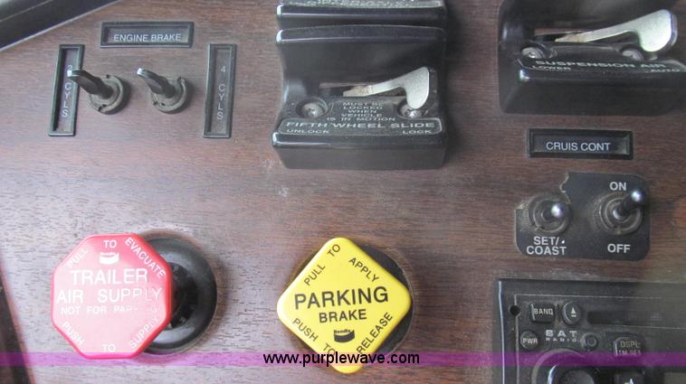 image for item E3776 2005 Freightliner Classic semi truck